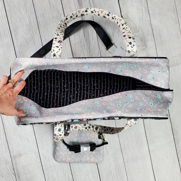 Betsey Johnson Weekender Floral Matching Wristlet - Picture 5 of 16